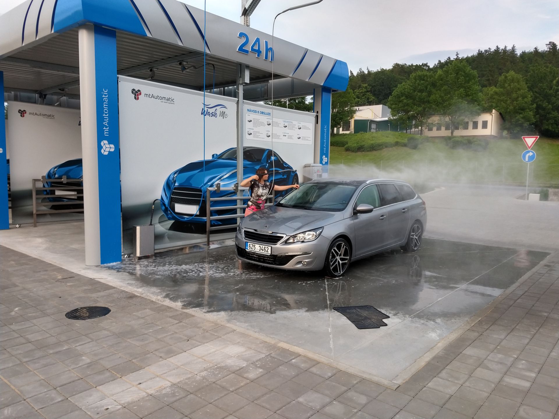 Samoobslužná bezkontaktní myčka aut Luhačovice
